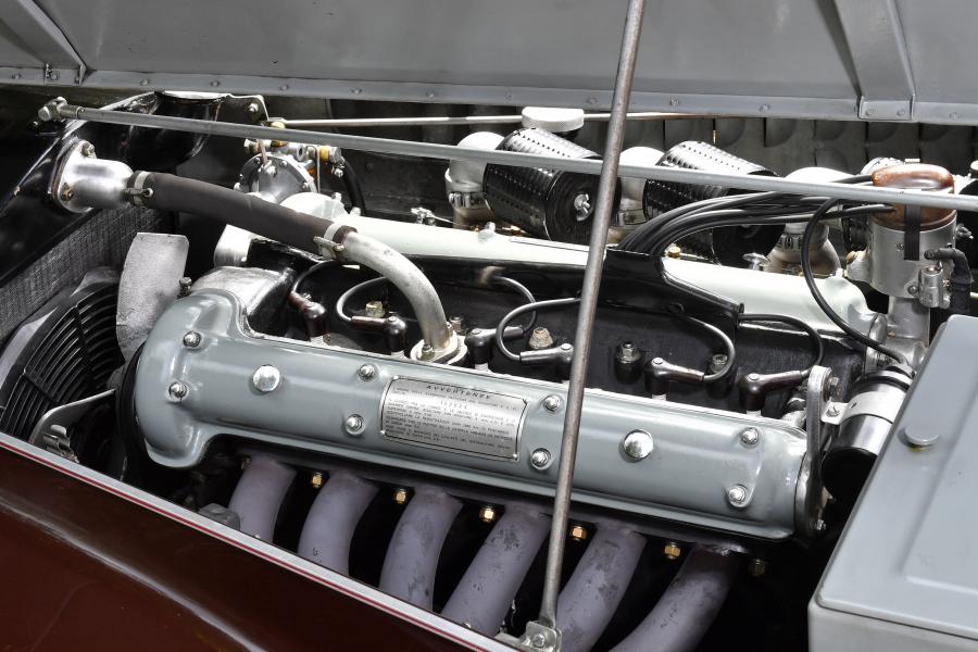 Моторный отсек Alfa Romeo 6C 2500 S Cabriolet (915.019) 1939 года  (фото 6 из 10)
